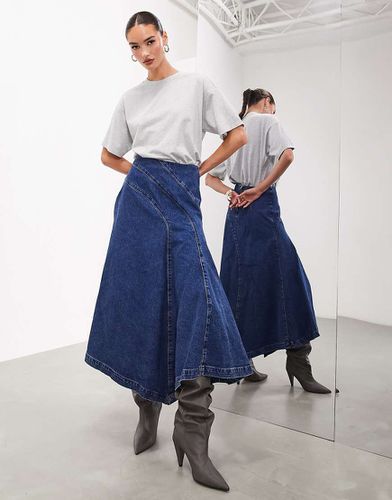 Gonna lunga svasata in denim medio con cuciture - ASOS EDITION - Modalova