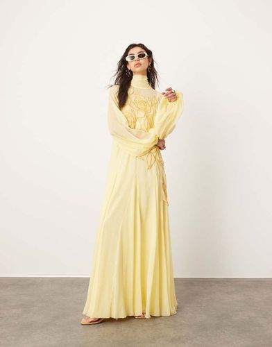 Vestito lungo a trapezio giallo tenue con maniche a campana, dettaglio floreale applicato e allacciatura al collo - ASOS EDITION - Modalova