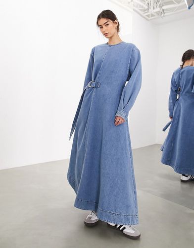 Vestito lungo a maniche lunghe in denim lavaggio medio con dettaglio a D - ASOS EDITION - Modalova