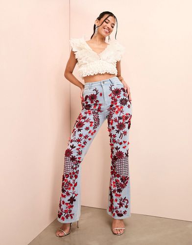 Jeans a zampa lavaggio medio con decorazioni rosse - ASOS LUXE - Modalova