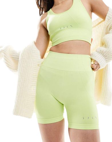 Urdhva - Pantaloncini senza cuciture lime - Born Living Yoga - Modalova