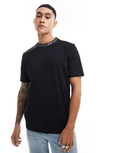 T-shirt nera con fettuccia del logo sul collo - BOSS Green - Modalova