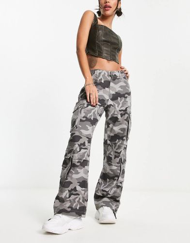 Pantaloni cargo con stampa mimetica - Basic Pleasure Mode - Modalova
