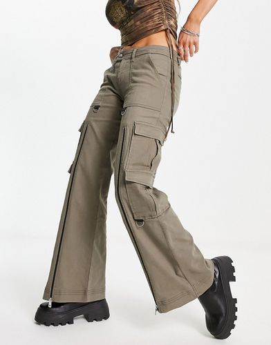 Pantaloni cargo a vita bassa e a zampa kaki con zip - Basic Pleasure Mode - Modalova