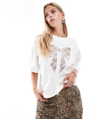 T-shirt oversize bianca con fiocco in pizzo - Bershka - Modalova