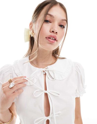 Top bianco a peplo in popeline con laccetti - Bershka - Modalova