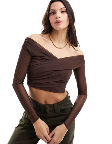 Top in rete cioccolato con scollo Bardot - Bershka - Modalova