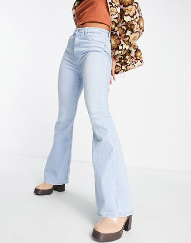 Jeans a zampa azzurri lavaggio uniforme - Bershka - Modalova