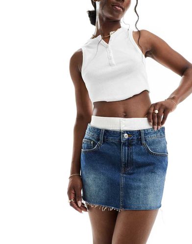 Minigonna in denim medio con fascia in vita stile boxer - Bershka - Modalova