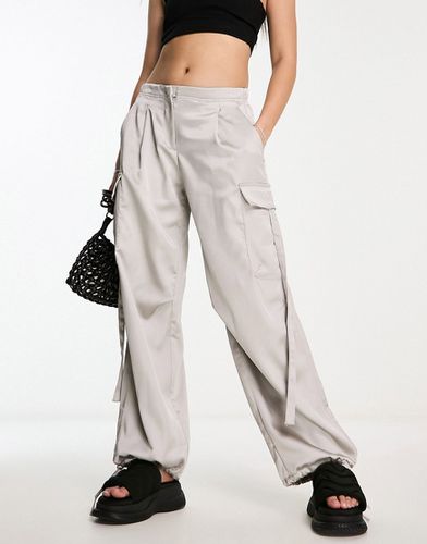 Pantaloni cargo in raso grigio pallido - Bershka - Modalova