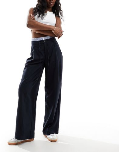 Pantaloni sartoriali scuro gessato con fascia in vita stile boxer - Bershka - Modalova