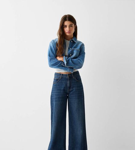 Petite - Jeans a fondo ampio e vita alta scuro - Bershka - Modalova