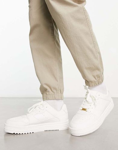 Sneakers stringate bianche con suola spessa - Bershka - Modalova