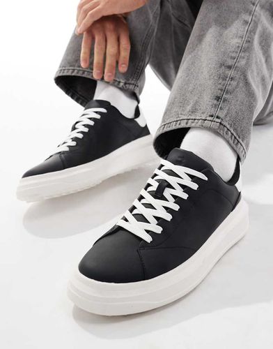 Sneakers stringate nere e bianche - Bershka - Modalova