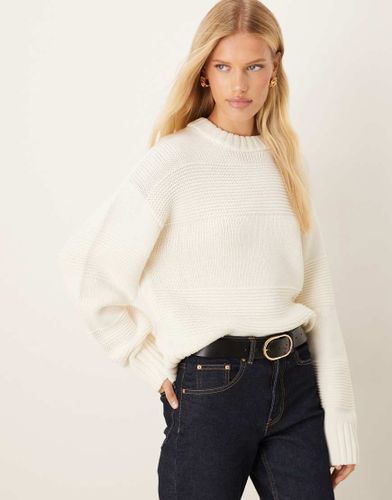 Pull ras de cou en maille épaisse à rayures texturées - Crème - Gina Tricot - Modalova