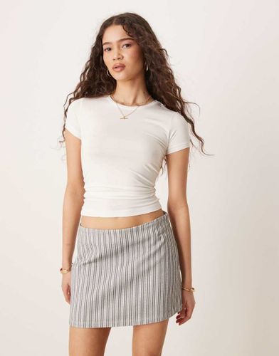 Top en jersey doux à manches courtes et encolure ronde - cassé - Gina Tricot - Modalova