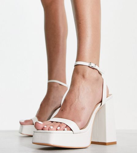 Sandali con tacco e plateau bianchi verniciati - Glamorous Wide Fit - Modalova