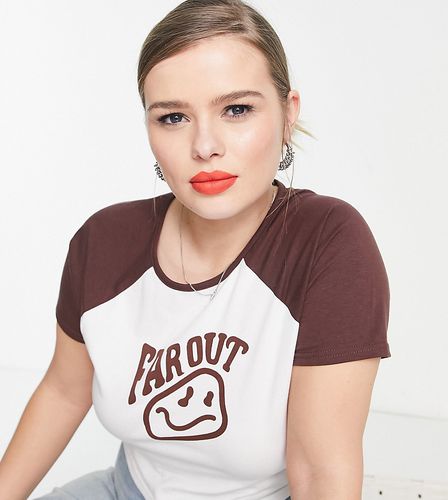 T-shirt corta con maniche raglan e stampa di faccina sorridente distorta - Daisy Street Plus - Modalova