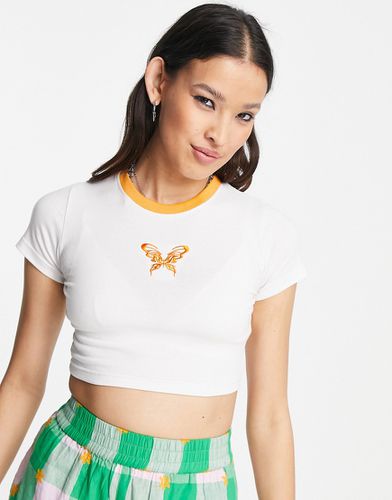 T-shirt corta girocollo con ricamo di farfalla e profili a contrasto - Daisy Street - Modalova