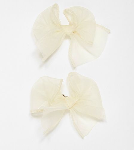 Confezione da 2 mini fiocchi per i capelli in organza crema - DesignB London - Modalova