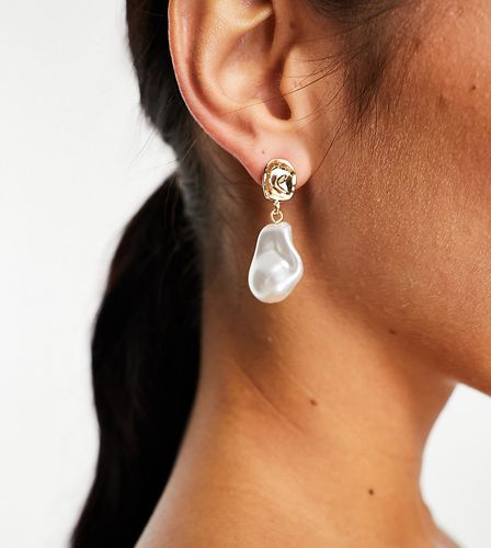 Orecchini pendenti con perle effetto fuso color - DesignB London - Modalova