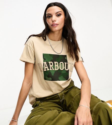 Esclusiva x ASOS - T-shirt color avena con motivo camouflage e logo - Barbour - Modalova
