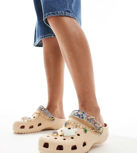 Esclusiva x ASOS - Zoccoli classici color osso con charms bohémien - Crocs - Modalova