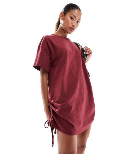 Esclusiva - Vestito T-shirt corto oversize con arricciatura laterale bordeaux - In The Style - Modalova