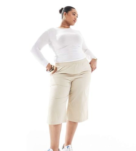 Exclusivité - Renée Studio Plus - Short long à taille élastique - Beige - Renee Studio - Modalova