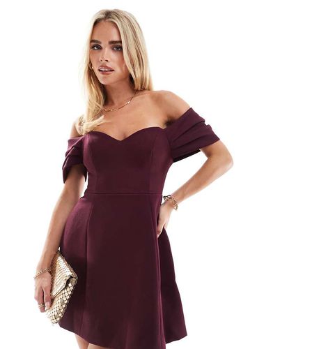 Vestito corto strutturato bordeaux con spalle scoperte - Forever New Petite - Modalova