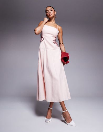 Robe longue avec ourlet plongeant et broderie à la taille - poudré - Forever New - Modalova