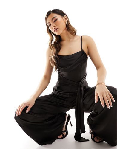 Tuta jumpsuit in raso nera con scollo ad anello e allacciatura laterale - Flounce London - Modalova