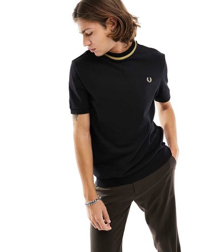 T-shirt nera con logo e dettaglio dorato - Fred Perry - Modalova