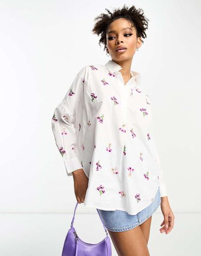 Camicia bianca con fiori ricamati - French Connection - Modalova