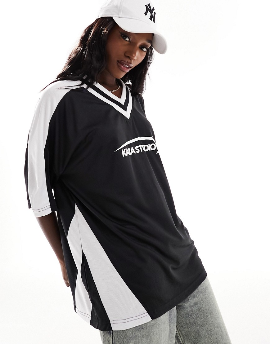 T-shirt oversize bianca e nera con scollo a V e logo - Kaiia - Modalova