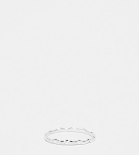 Anello a fascia in sterling con design ondulato - Kingsley Ryan - Modalova