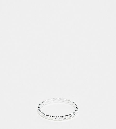 Anello a fascia in sterling con design attorcigliato - Kingsley Ryan - Modalova