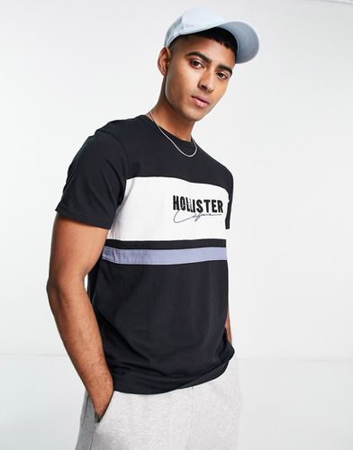 T-shirt nera con pannello con logo sul davanti - Hollister - Modalova