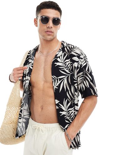 Thrifted - Camicia a maniche corte con rever in rayon nera con stampa floreale tropicale - Hollister - Modalova