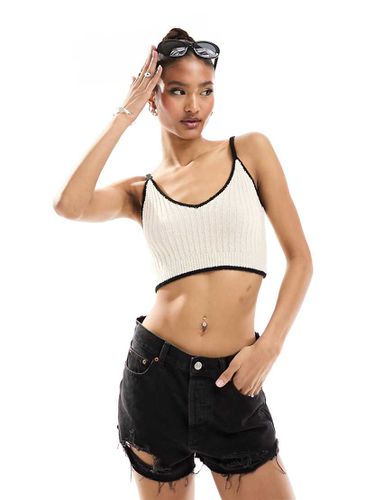 Crop top in maglia crema con finiture a contrasto in coordinato - In The Style - Modalova