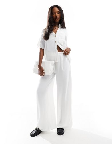 Pantaloni a fondo ampio bianchi testurizzati in coordinato - In The Style - Modalova