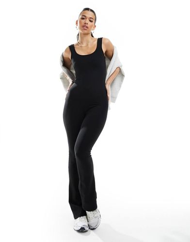 Tuta jumpsuit a zampa nera a coste con scollo rotondo - In The Style - Modalova