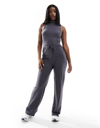 Tuta jumpsuit accollata a fondo ampio antracite a coste con coulisse - In The Style - Modalova