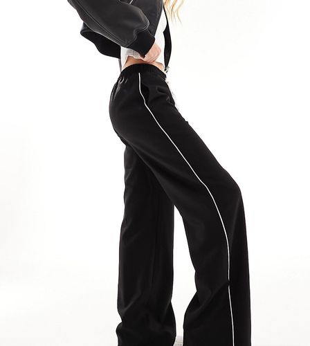 Pantaloni a fondo ampio neri con coulisse in vita e riga laterale a contrasto - In The Style Tall - Modalova