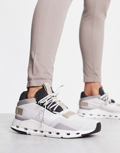 ON - Cloudnova - Sneakers bianche e color sabbia - On Running - Modalova