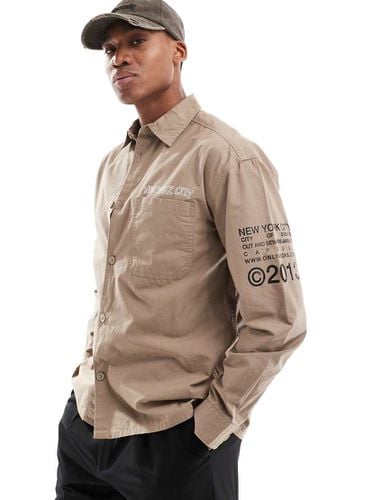 Camicia comoda beige con stampe "NYC" - ONLY & SONS - Modalova