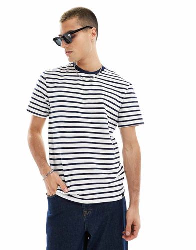 T-shirt regular fit in seersucker a righe bianco e nero - ONLY & SONS - Modalova