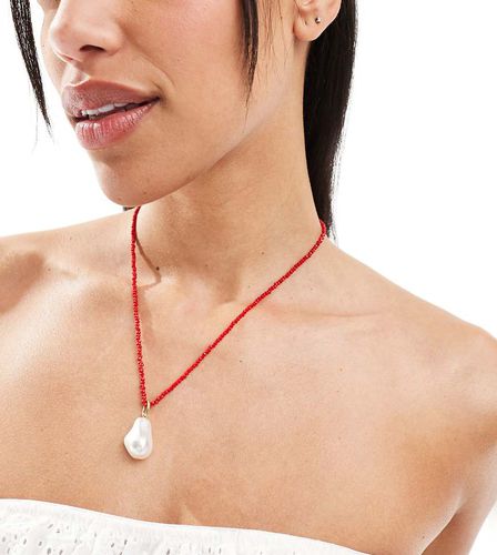 Collana placcata con perline sfaccettate rosse e perla grande - Orelia - Modalova