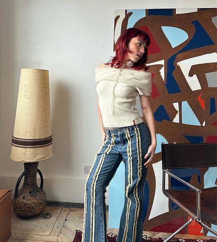 X Lara Adkins - Jeans a vita bassa con dettagli sfrangiati - Labelrail - Modalova