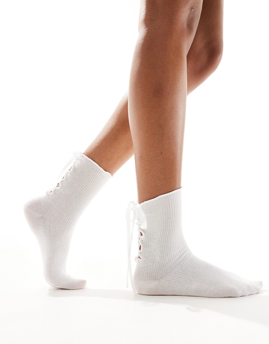 Calzini alla caviglia bianchi con fiocco sul retro - Monki - Modalova
